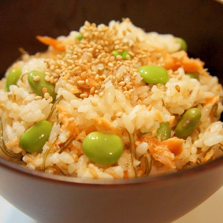 昆布の風味香る 鮭と冷凍枝豆の混ぜご飯 レシピ 作り方 By すたーびんぐ 楽天レシピ